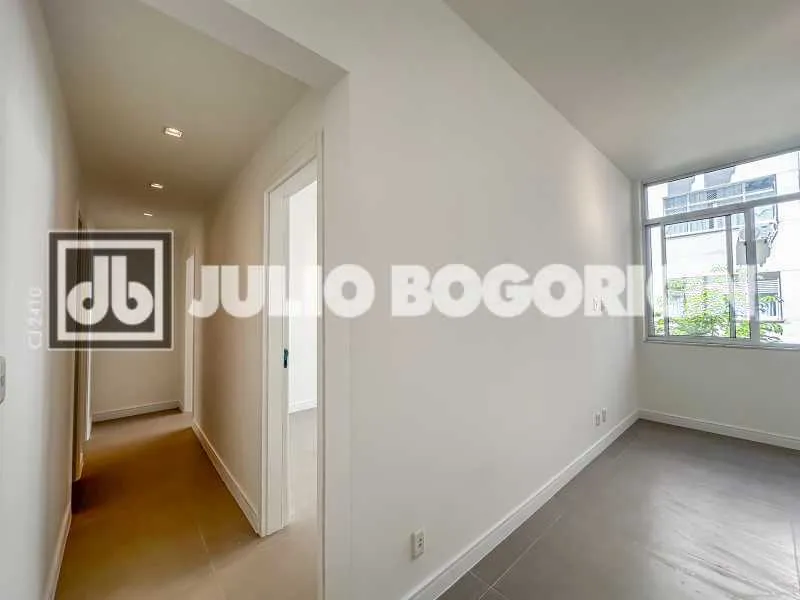 Walk-in closet in a 3-bedroom apartment, 110 m² — photo 31