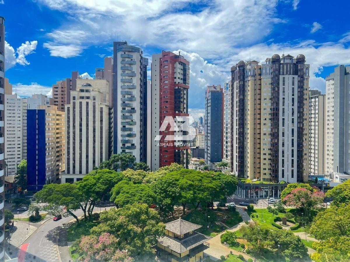 4-bedroom apartment with balcony and separate kitchen