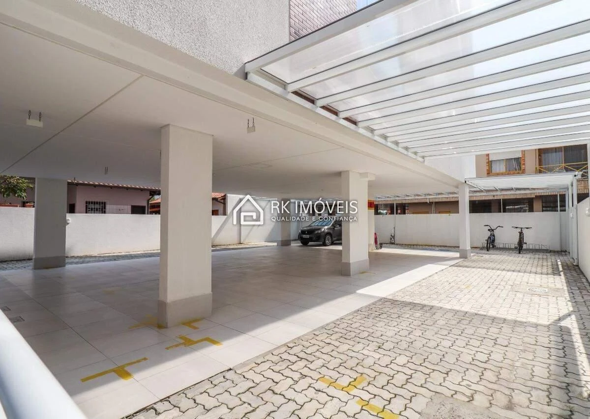 One-bedroom apartment in a building with a pool — photo 23