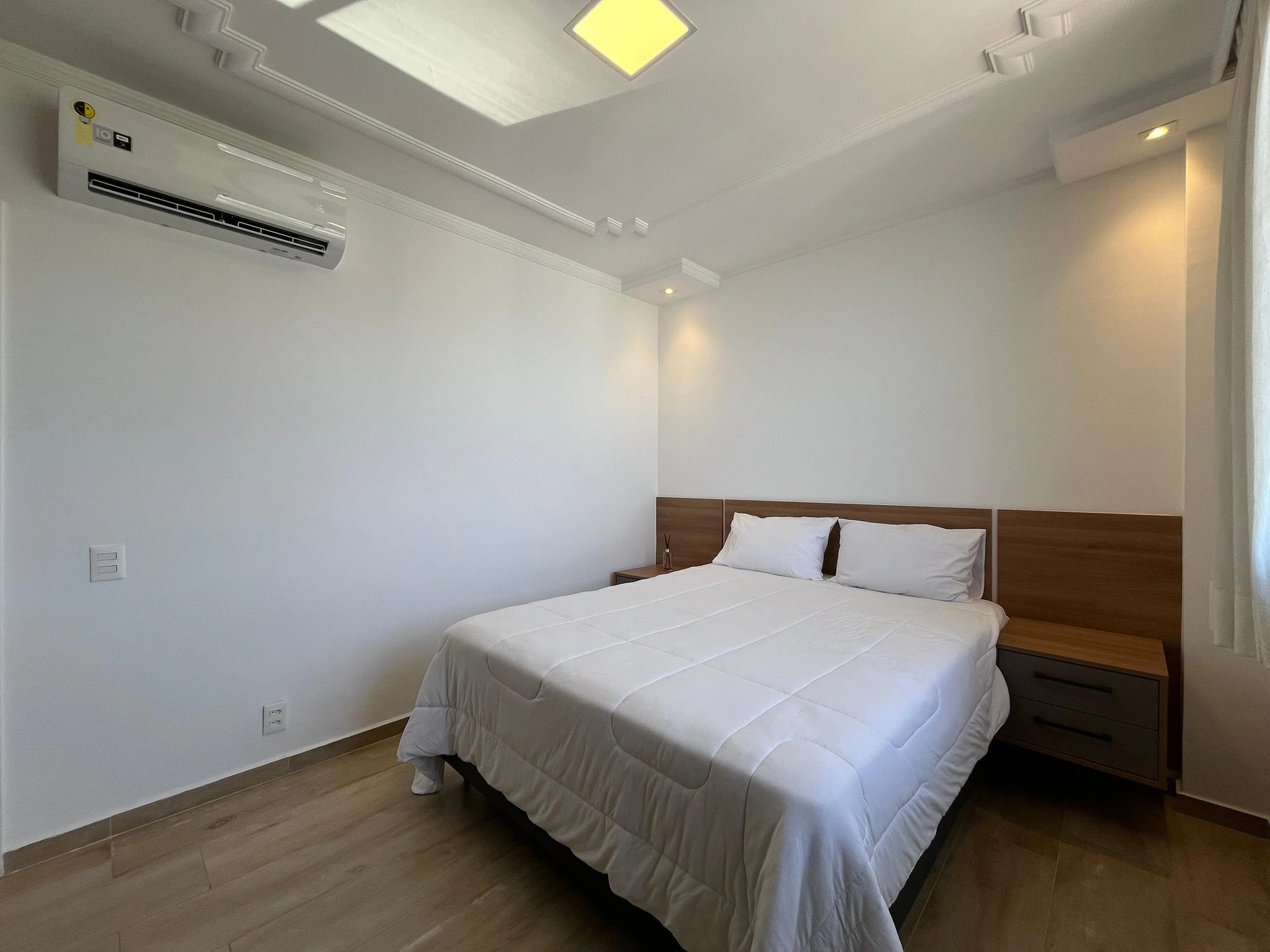 Glass-enclosed balcony in a one-bedroom apartment, 56 m² — photo 7