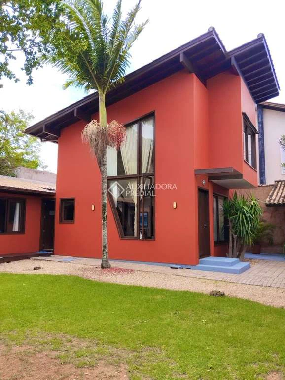 House with separate kitchen and 2 en-suite bedrooms, 340 m²