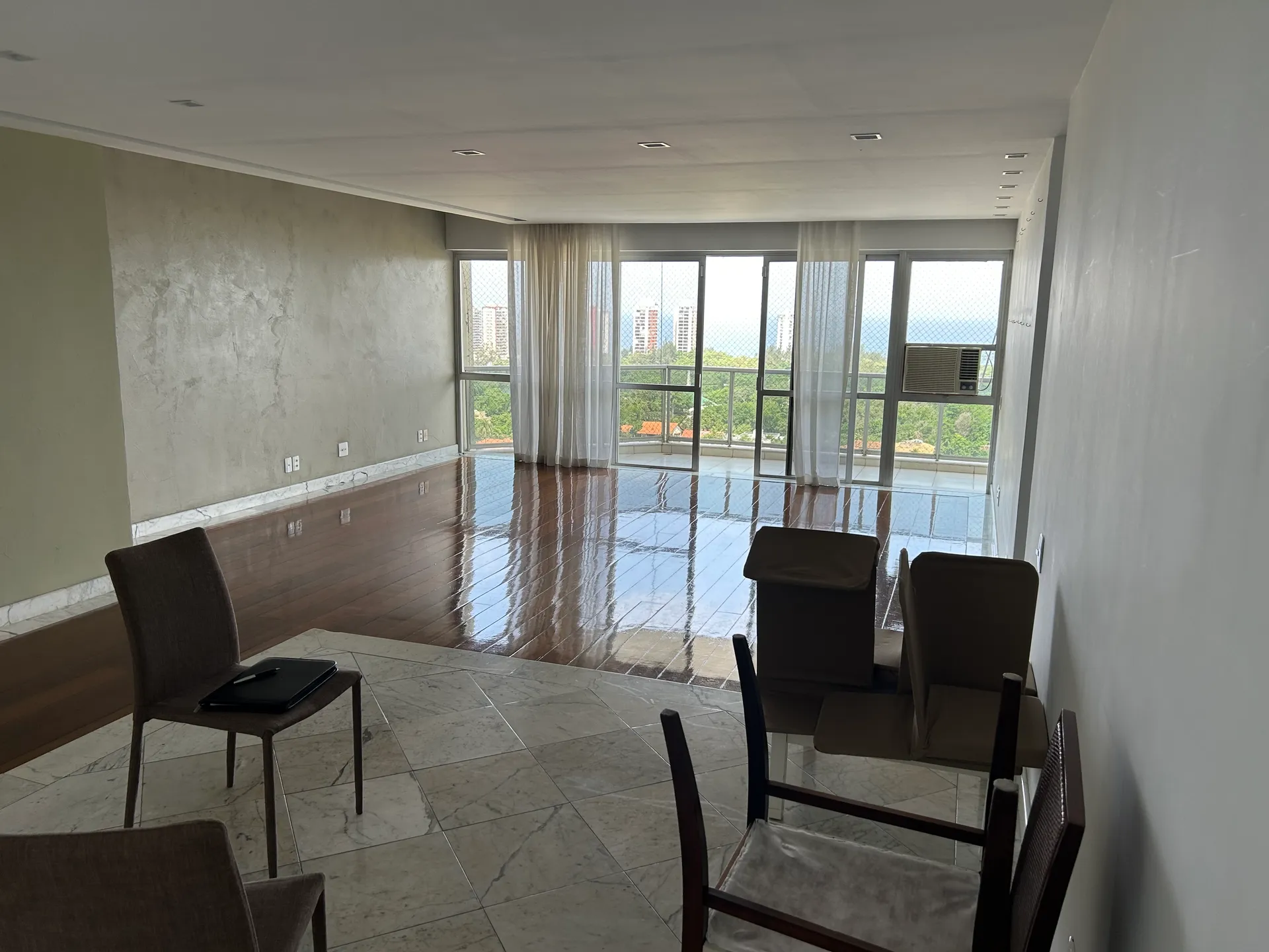 4-bedroom apartment with a glass-enclosed balcony — photo 7