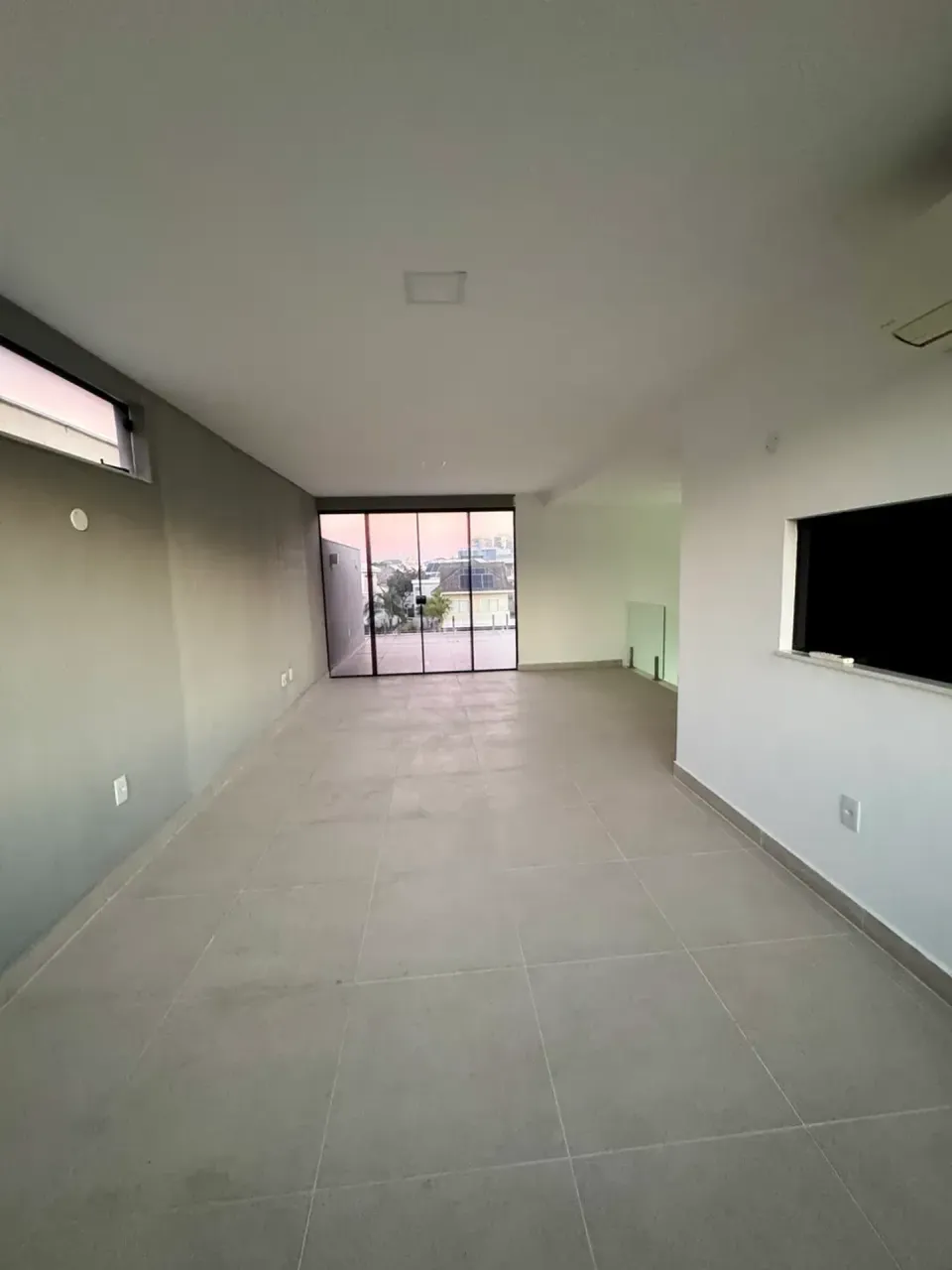 Casa sem mobília com 4 quartos, 5 banheiros e cozinha integrada — photo 18