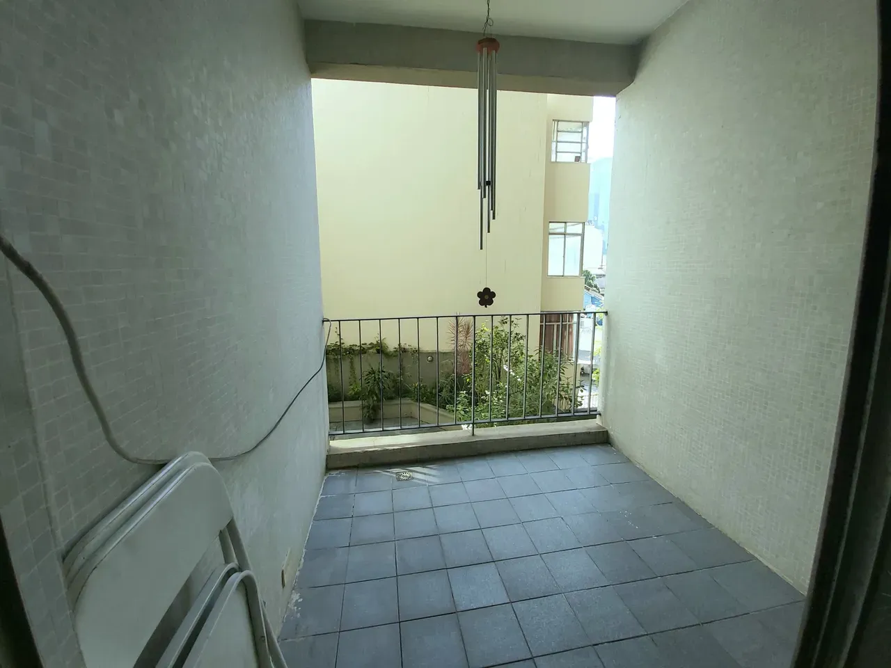 One-bedroom apartment in a building with a gym — photo 13
