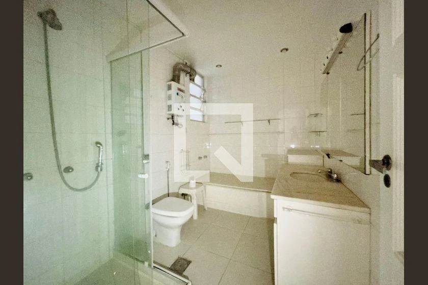 3-bedroom apartment with wood or laminate floors — photo 25