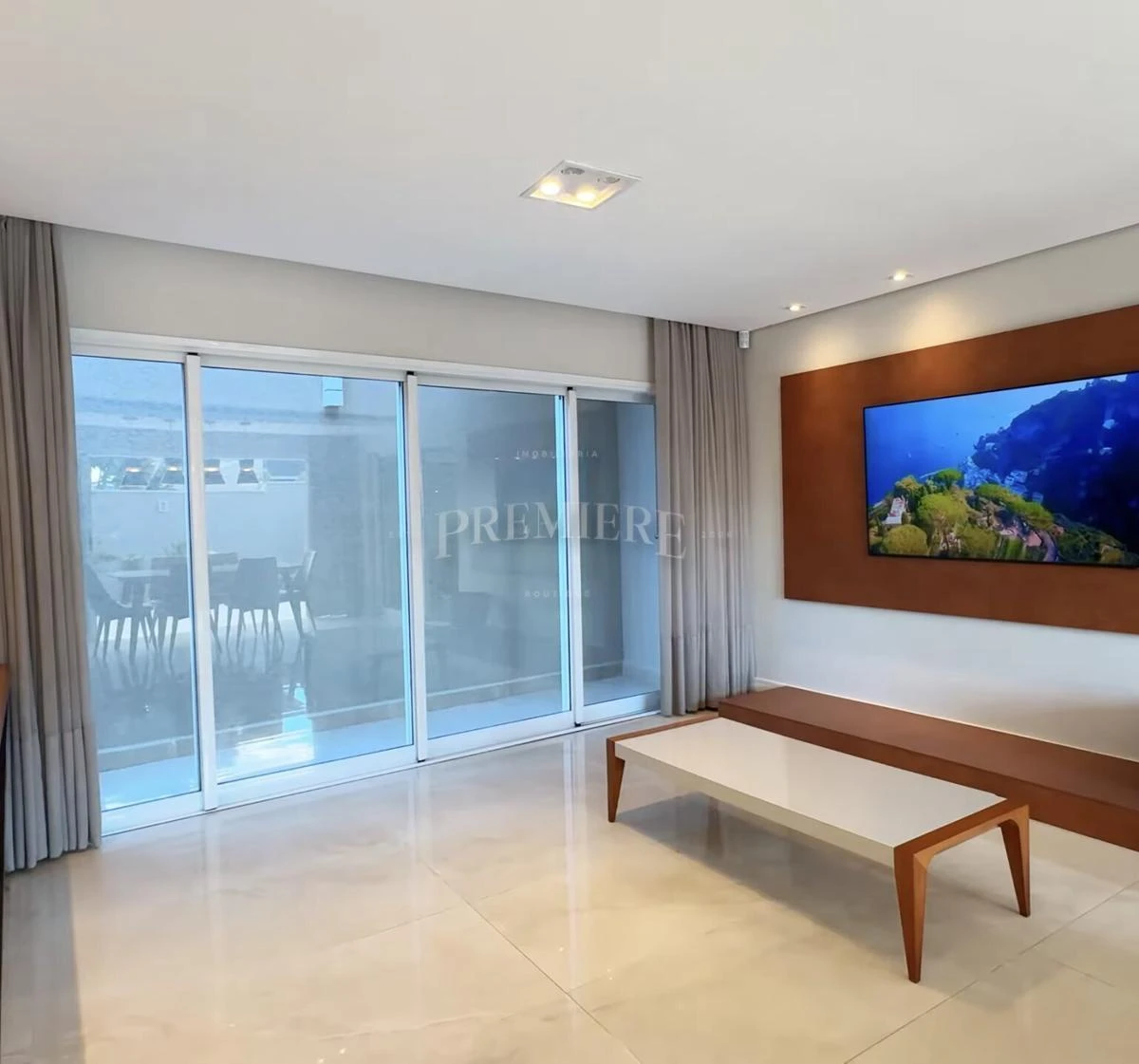 4-bedroom house with a glass-enclosed balcony in Curitiba — photo 2