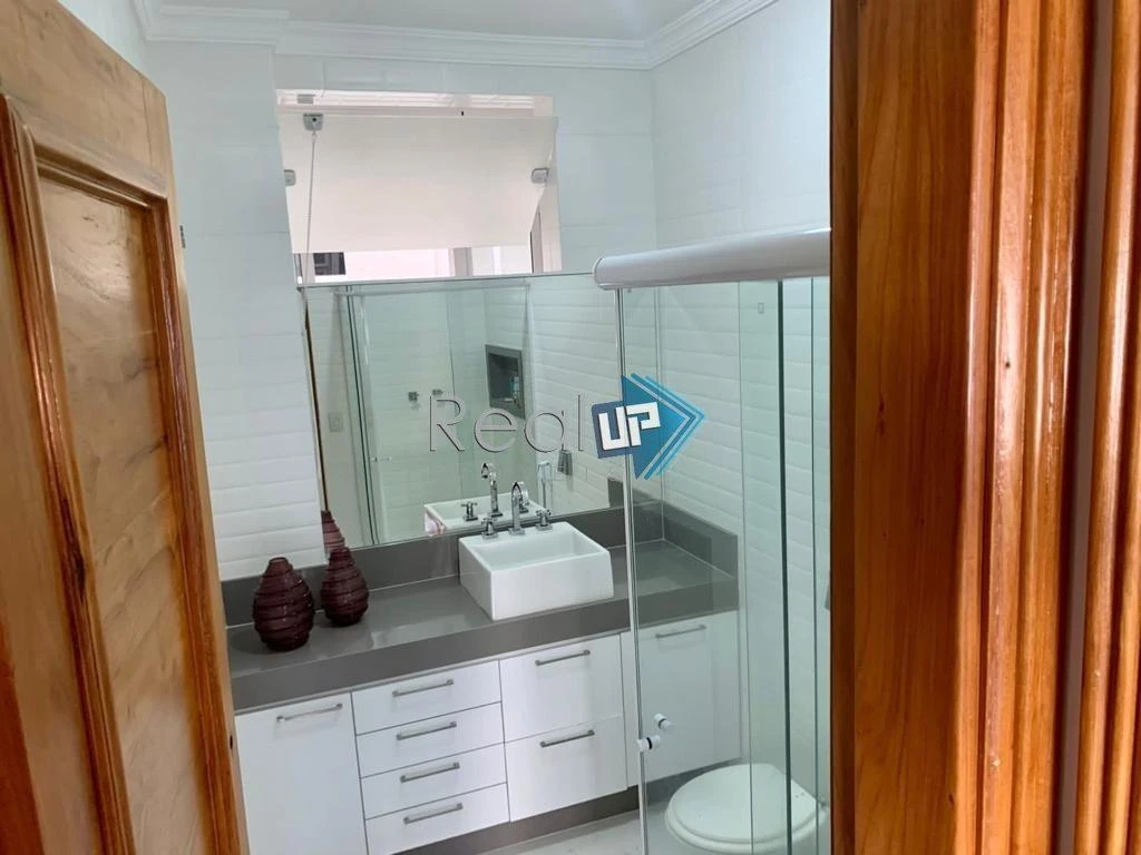 Wood or laminate floors in a 2-bedroom apartment, 80 m² — photo 16