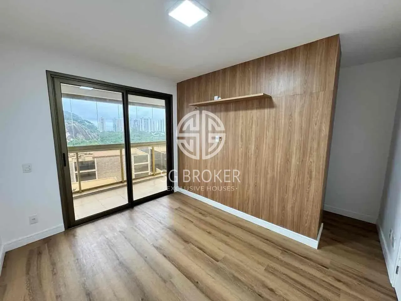 Apartment with views of the city and mountains — photo 15