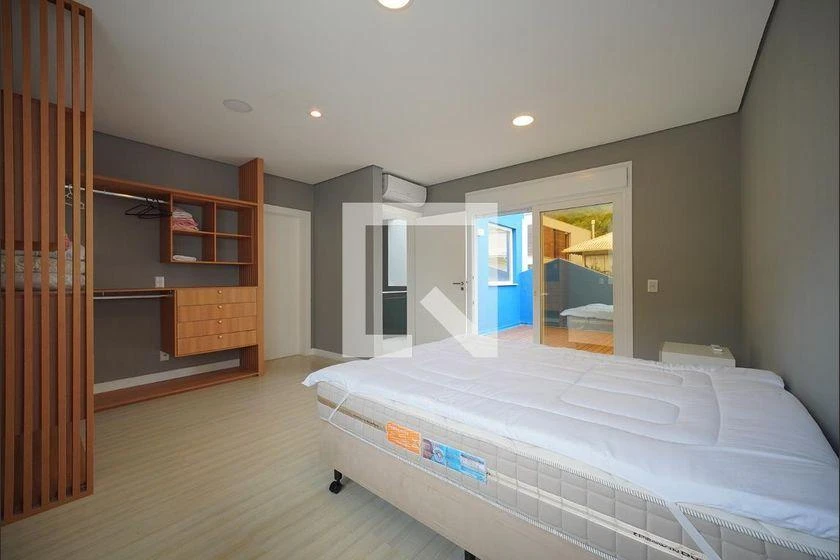 Floor-to-ceiling windows in a 4-bedroom house, 300 m² — photo 10