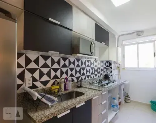 Apartamento mobiliado com 2 quartos e cozinha aberta