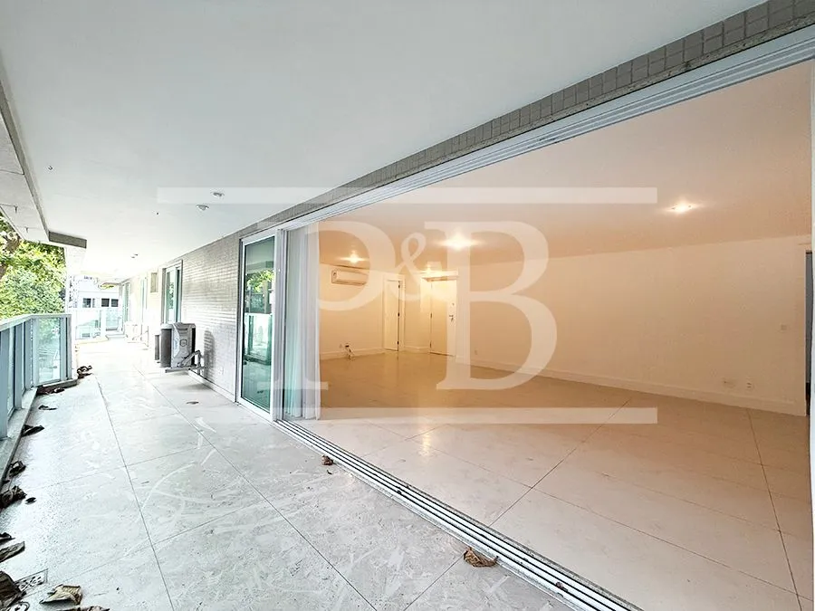 4-bedroom 300 m² apartment with a balcony — photo 15