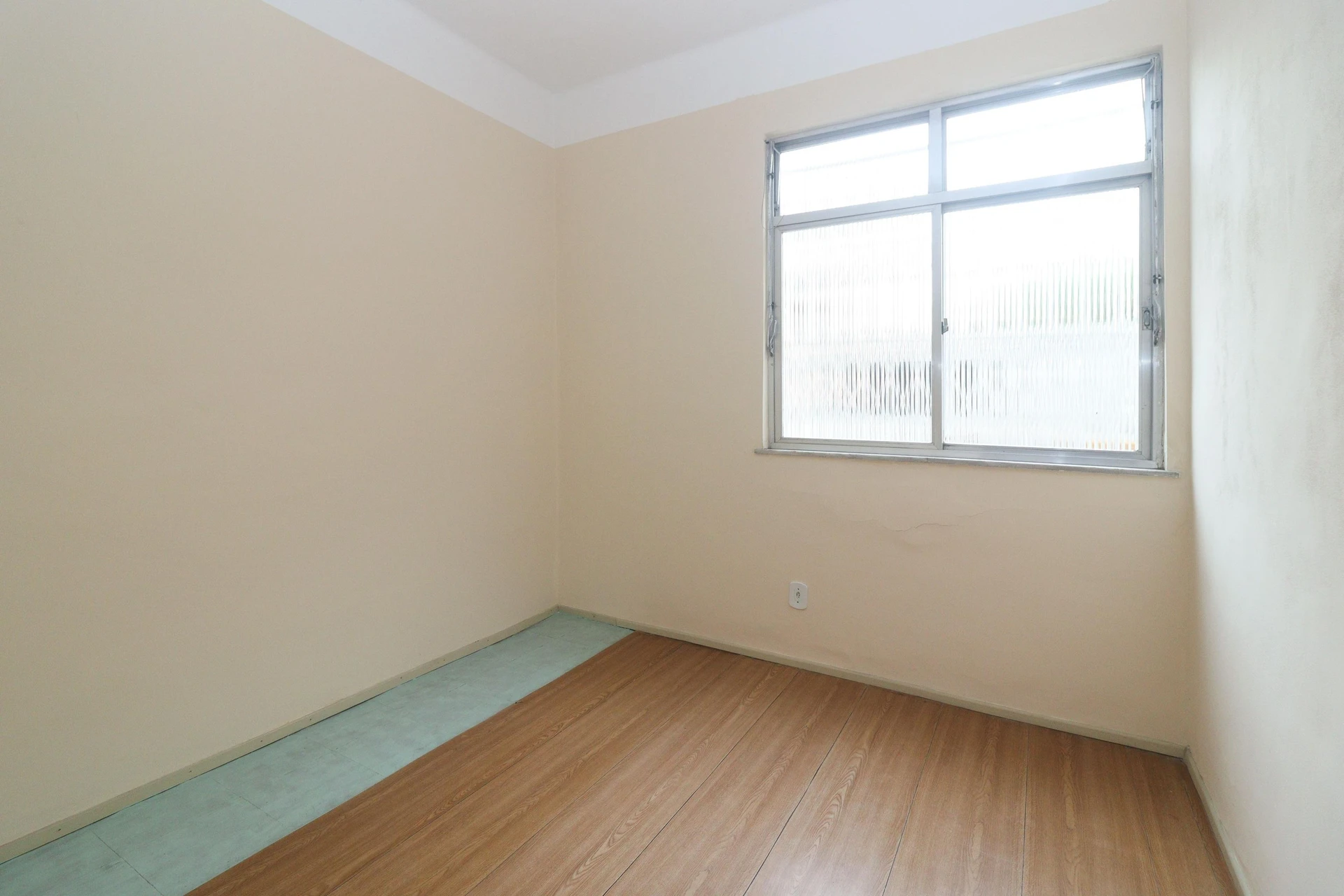 Квартира з 2 спальнями та дерев'яною підлогою або ламінатом — photo 22