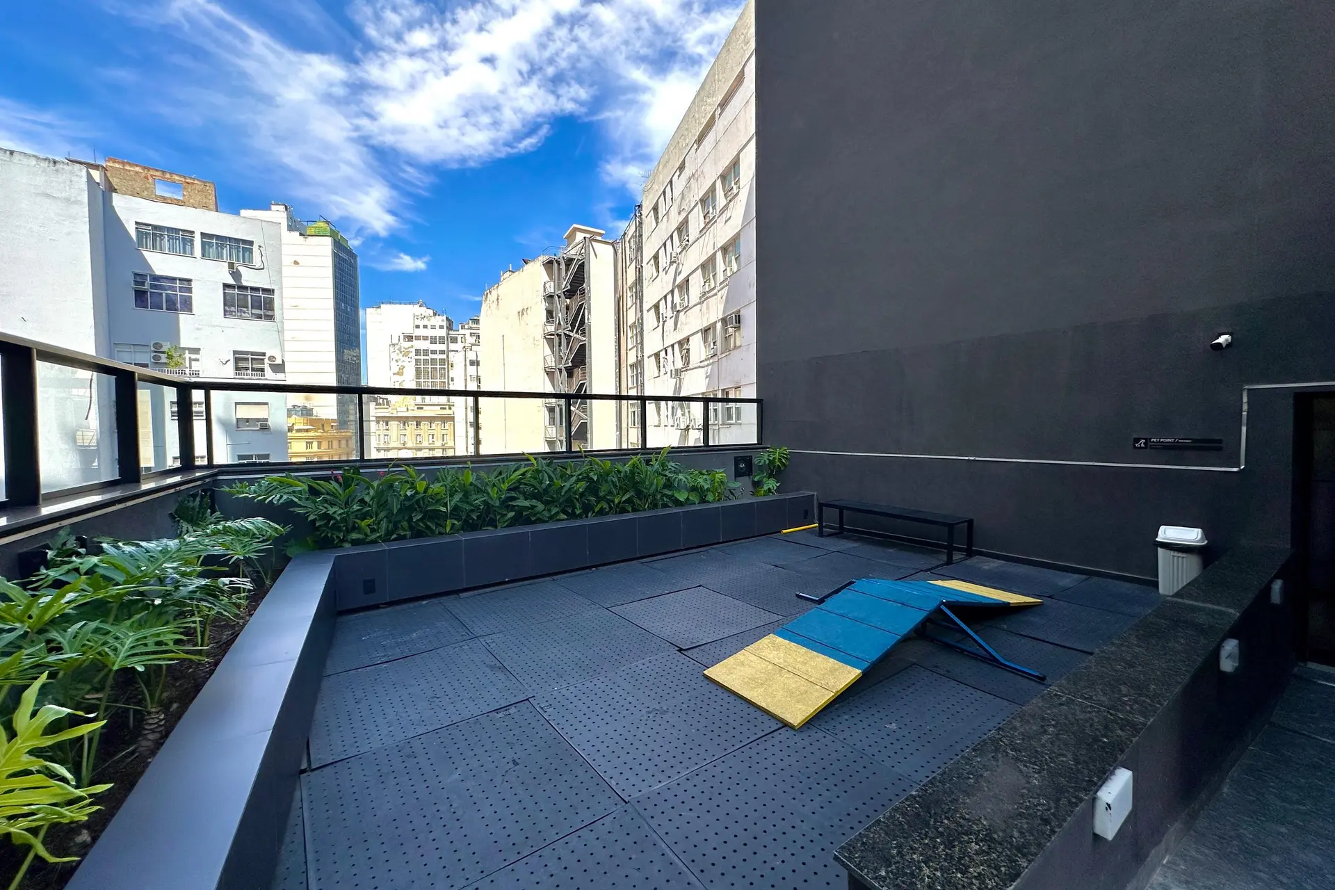 Furnished 1-bedroom apartment with a balcony grill — photo 26