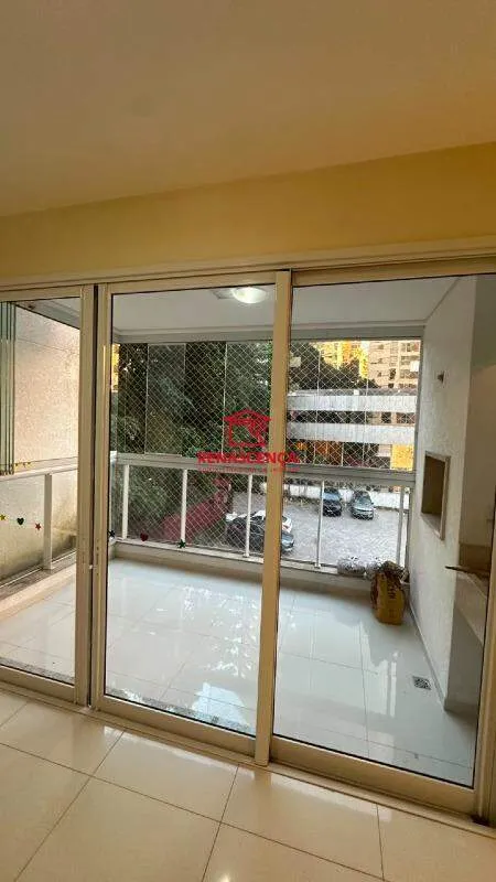 Semi-furnished apartment with 4 bedrooms and 3 parking spaces