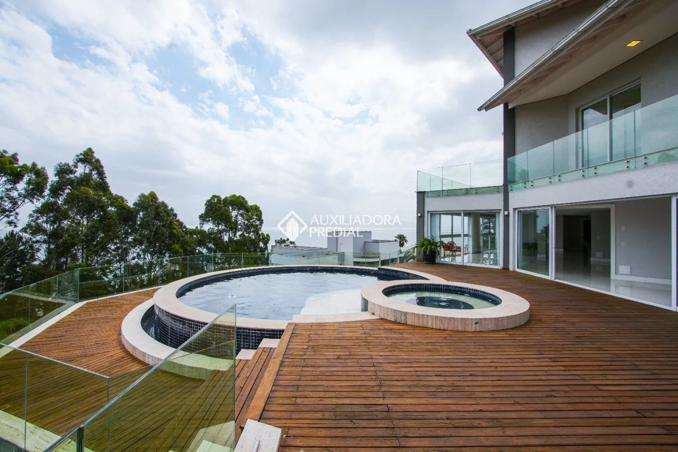 Casa mobiliada com 5 dormitórios e 4 suítes