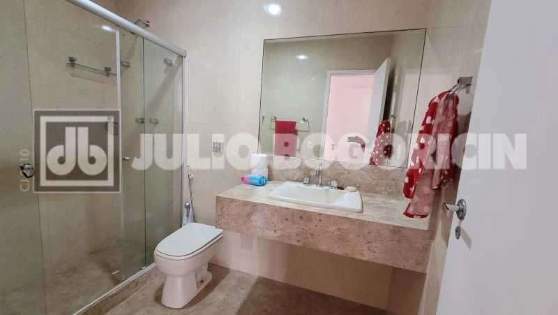 3-bedroom apartment with a suite and a balcony — photo 11