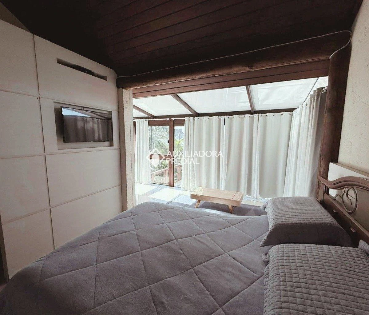 3-bedroom house with a grill on the balcony in Florianópolis — photo 7