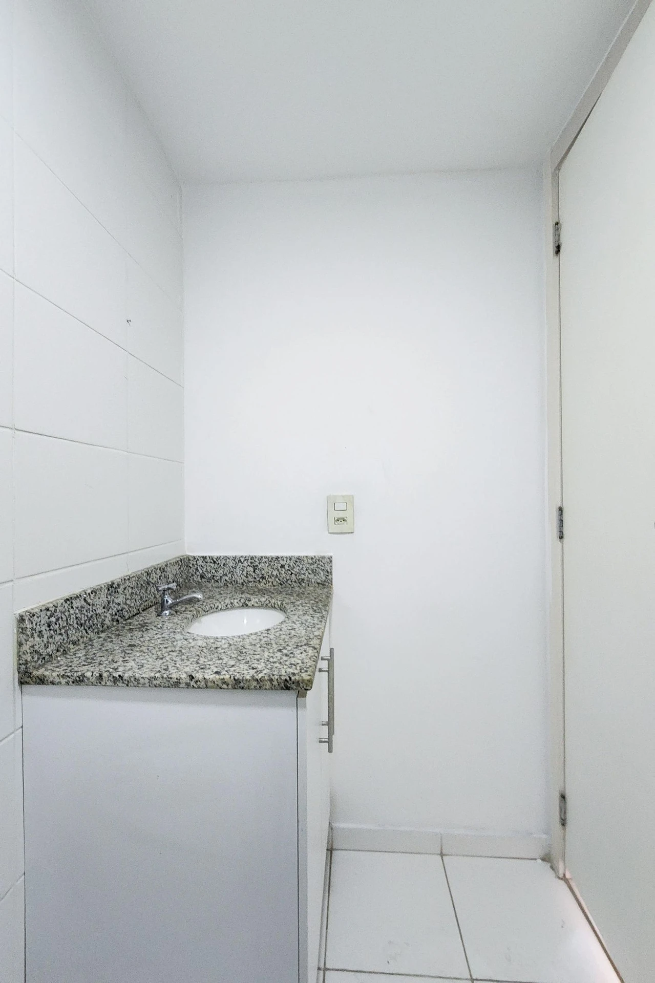 2-bedroom apartment in a building with a gym — photo 39