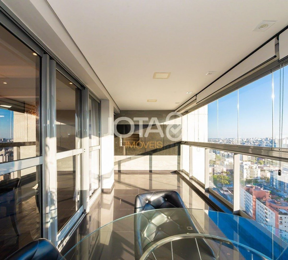 Apartment with 3 en-suite bedrooms and enclosed balcony — photo 12