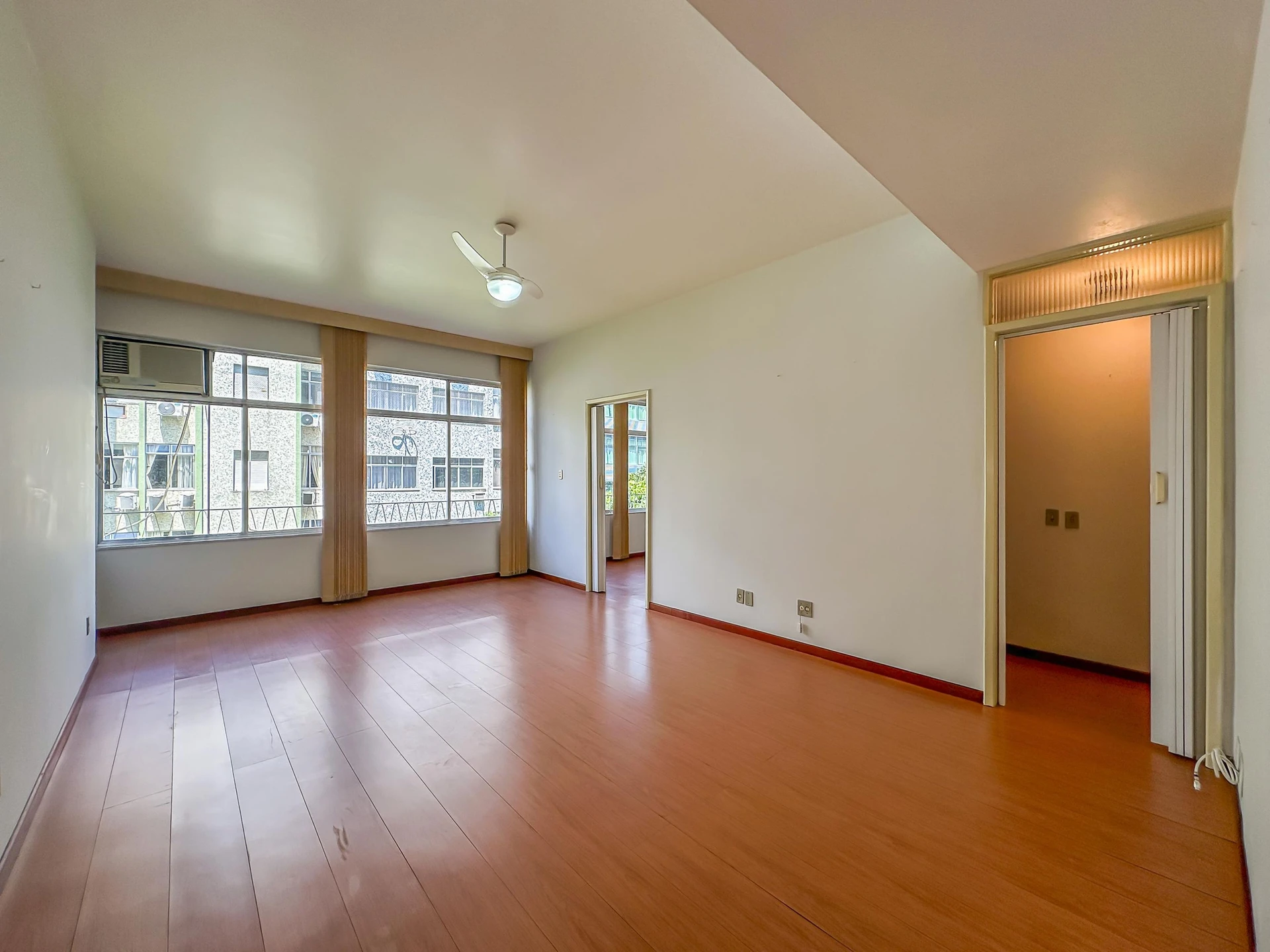 140 m² apartment with a jacuzzi and a bathtub — photo 48