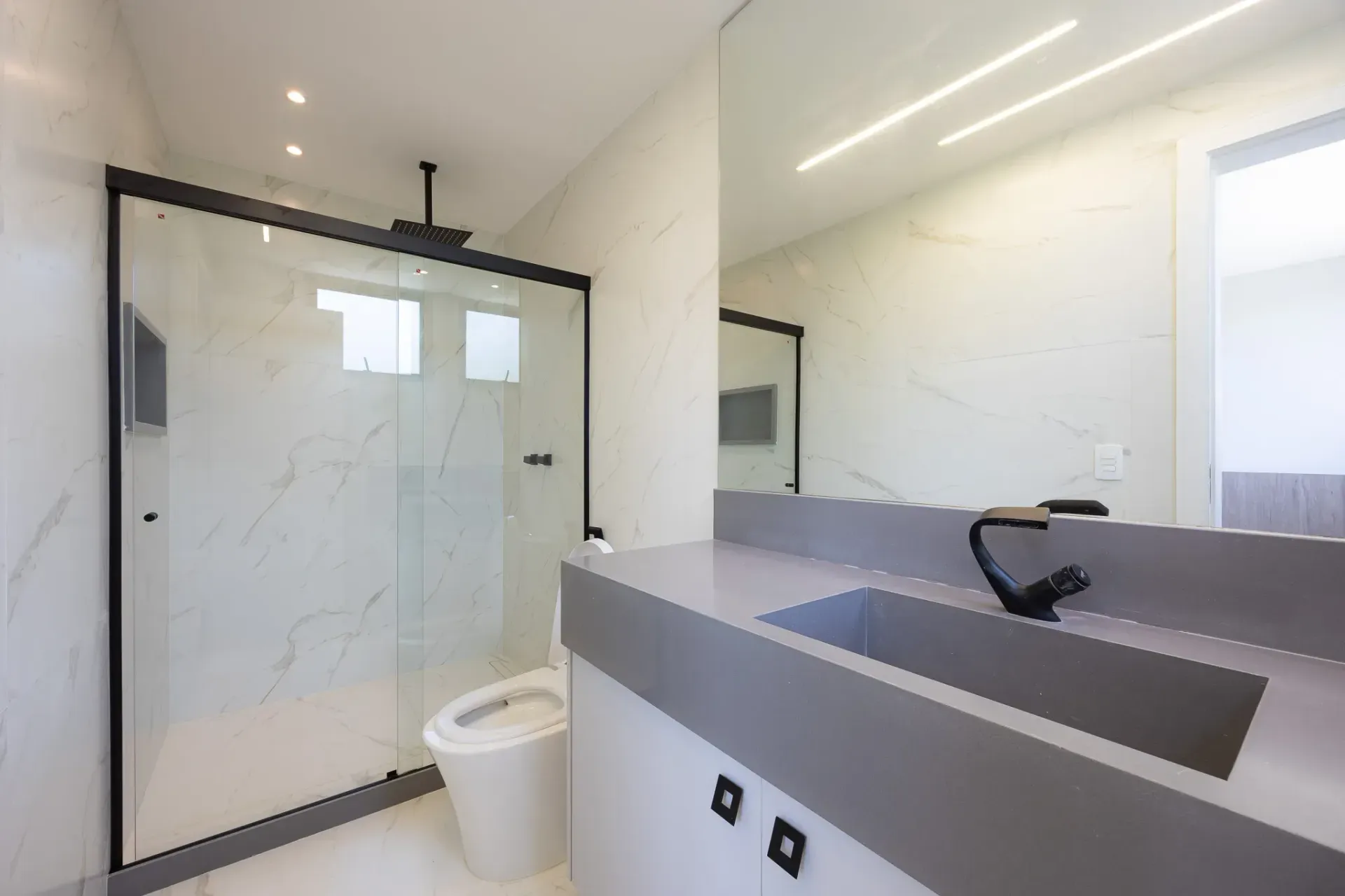 Furnished house with 5 suites and floor-to-ceiling windows — photo 40