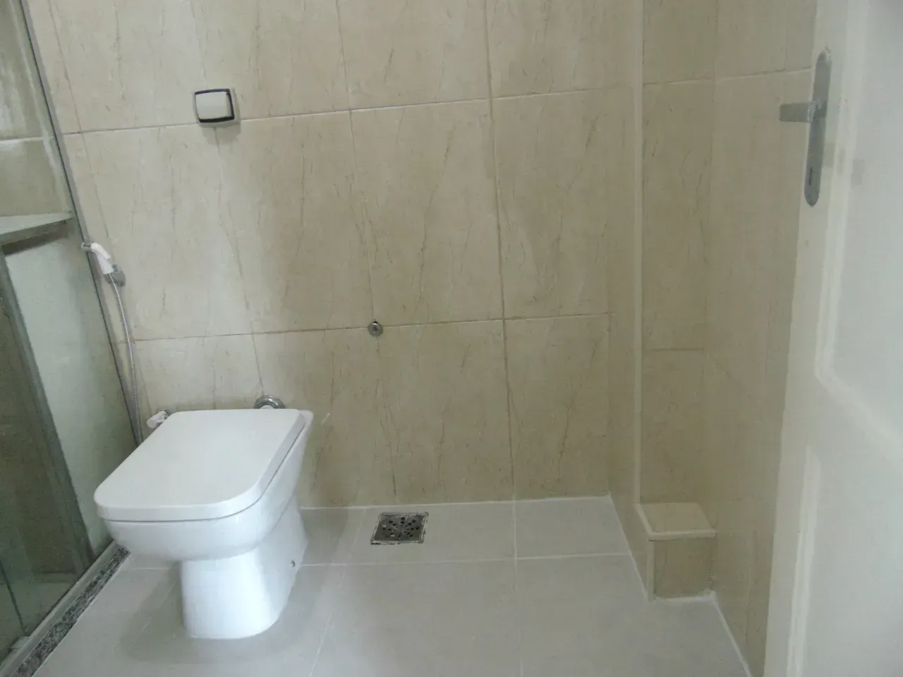 Unfurnished 3-bedroom apartment with built-in wardrobes — photo 13