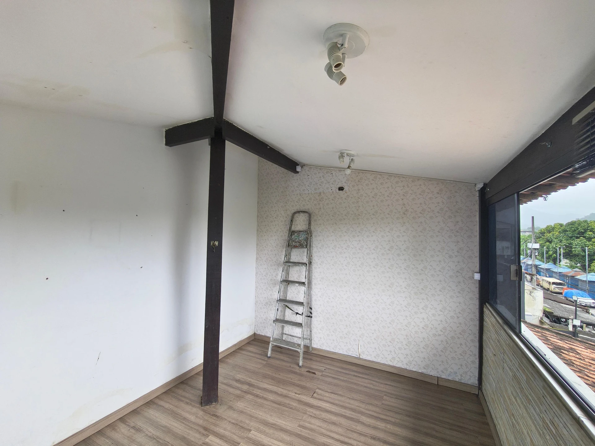 2-bedroom house with floor-to-ceiling windows — photo 52
