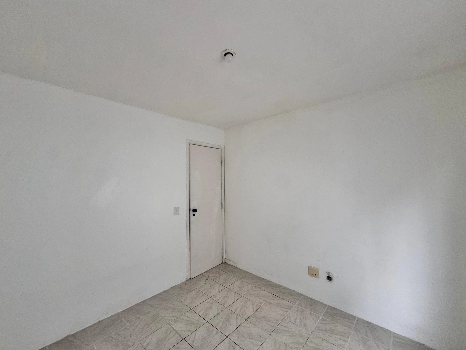 3-bedroom apartment with a balcony and laundry area — photo 23