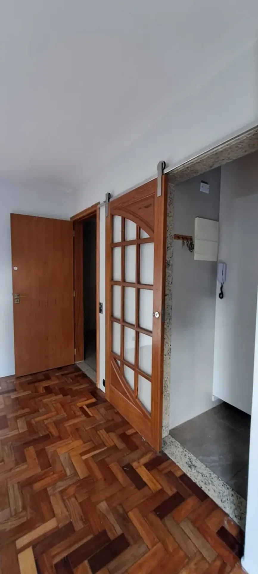 Wood or laminate floors in a 2-bedroom apartment, 88 m² — photo 15