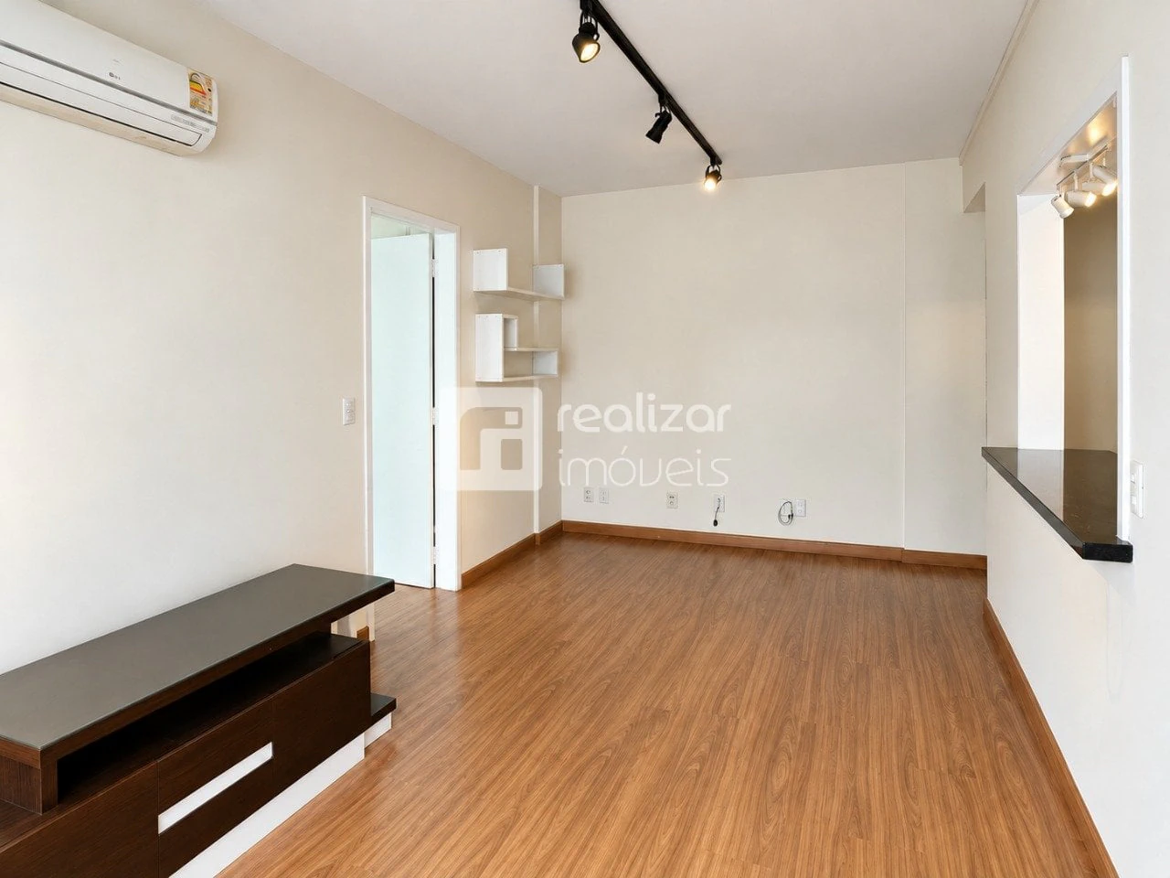 One-bedroom apartment with a washing machine — photo 5