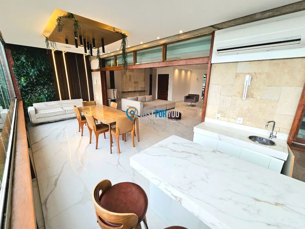 Floor-to-ceiling windows in a 3-bedroom apartment, 250 m² — photo 29