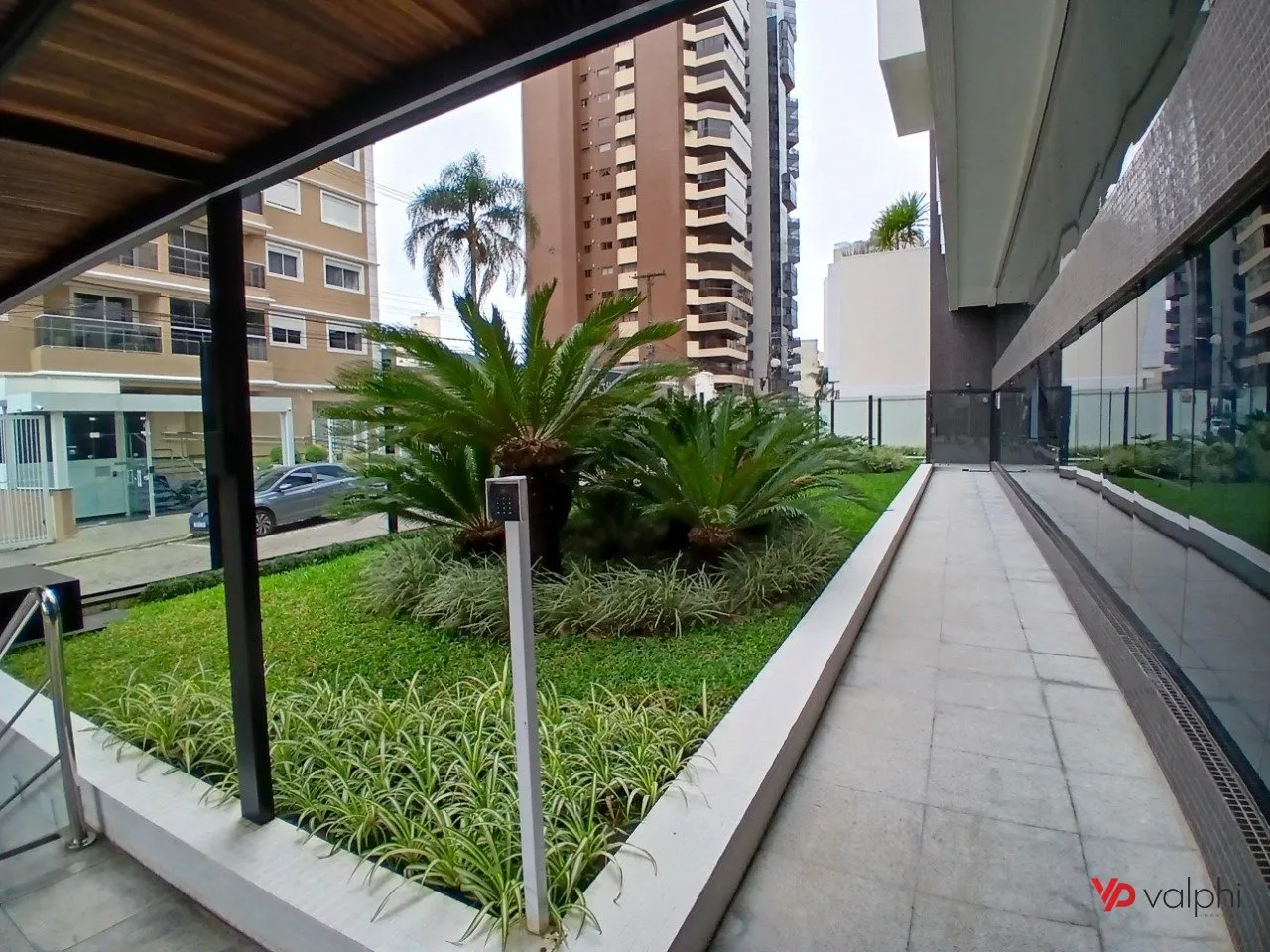 4-bedroom apartment with a walk-in closet in Curitiba — photo 26