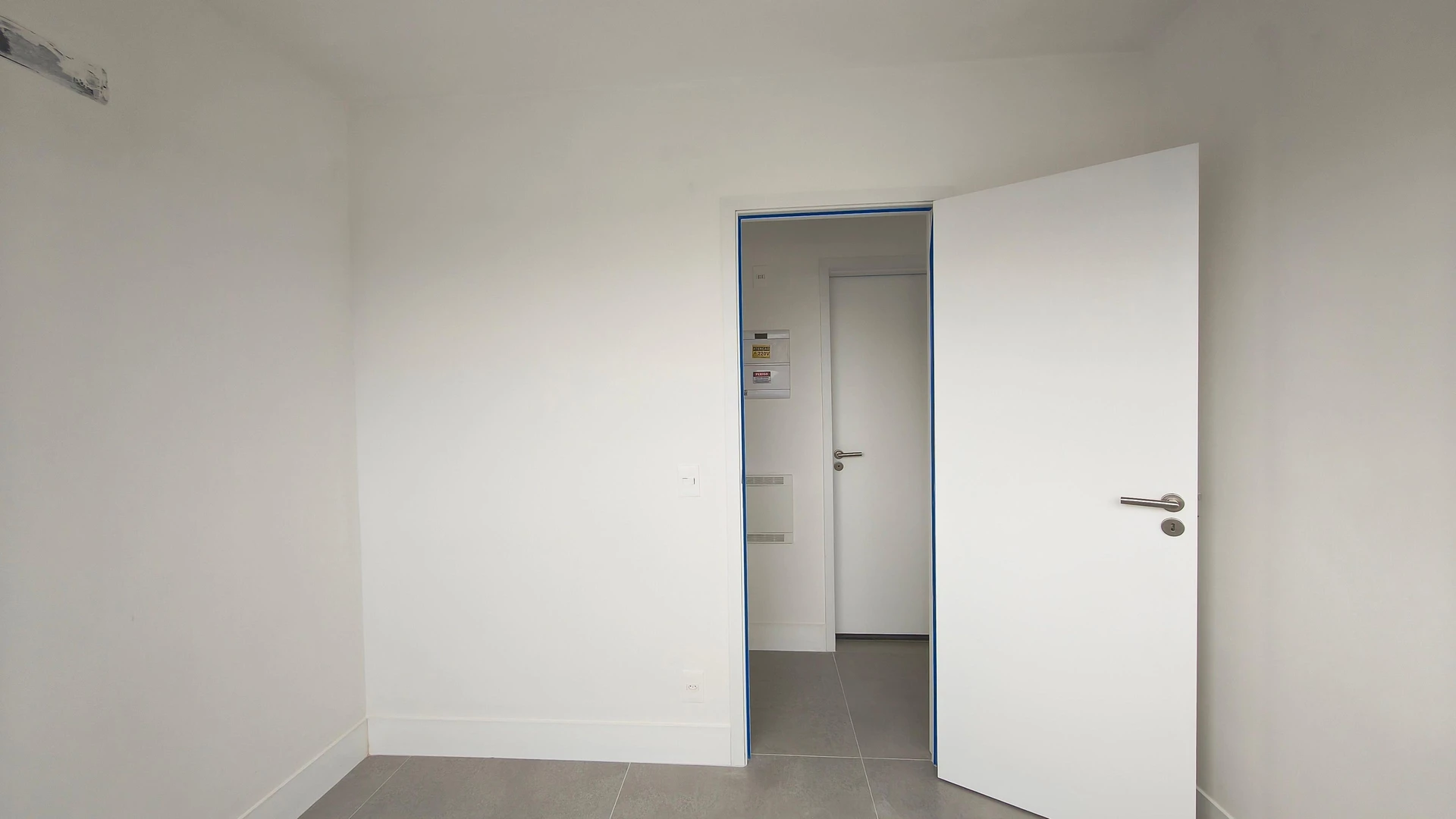 Unfurnished apartment with 2 bedrooms and open-plan kitchen — photo 18