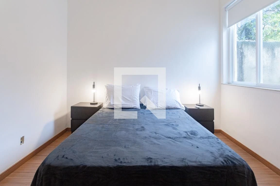 3-bedroom house with wood or laminate floors — photo 10