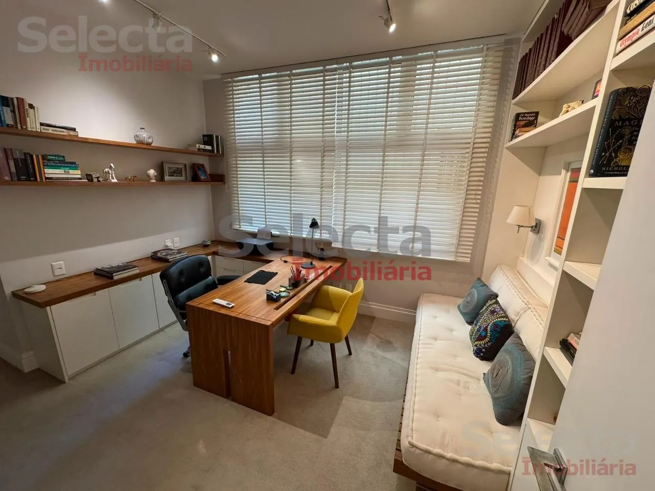 Furnished apartment with 4 bedrooms and a work desk — photo 5