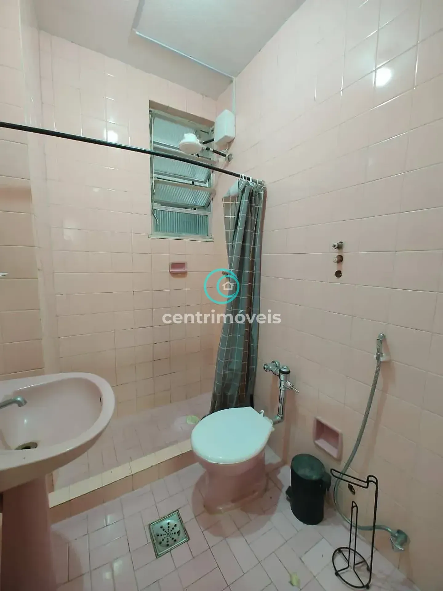Wood or laminate floors in a one-bedroom apartment, 52 m² — photo 15