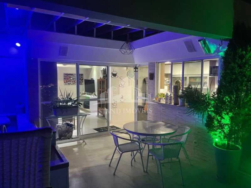 Balcony with a grill in a 2-bedroom apartment, 140 m² — photo 17