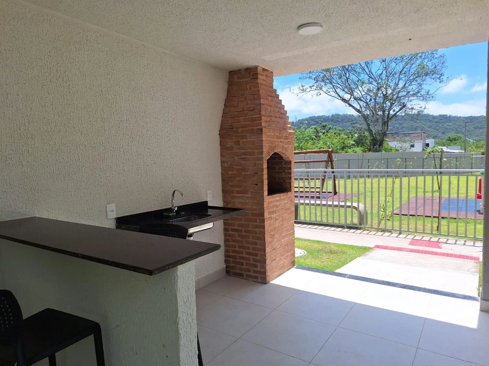 Balcony with a grill in a 2-bedroom apartment, 45 m² — photo 7
