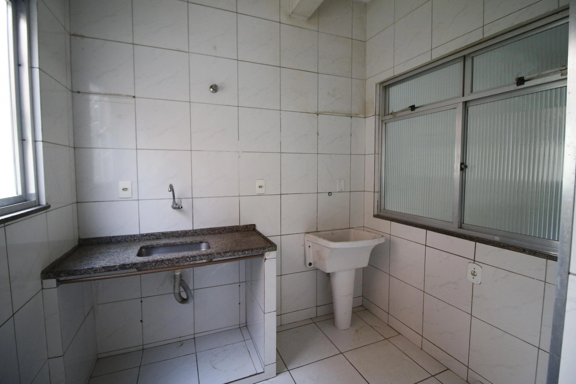 1-bedroom apartment with tile floors — photo 6