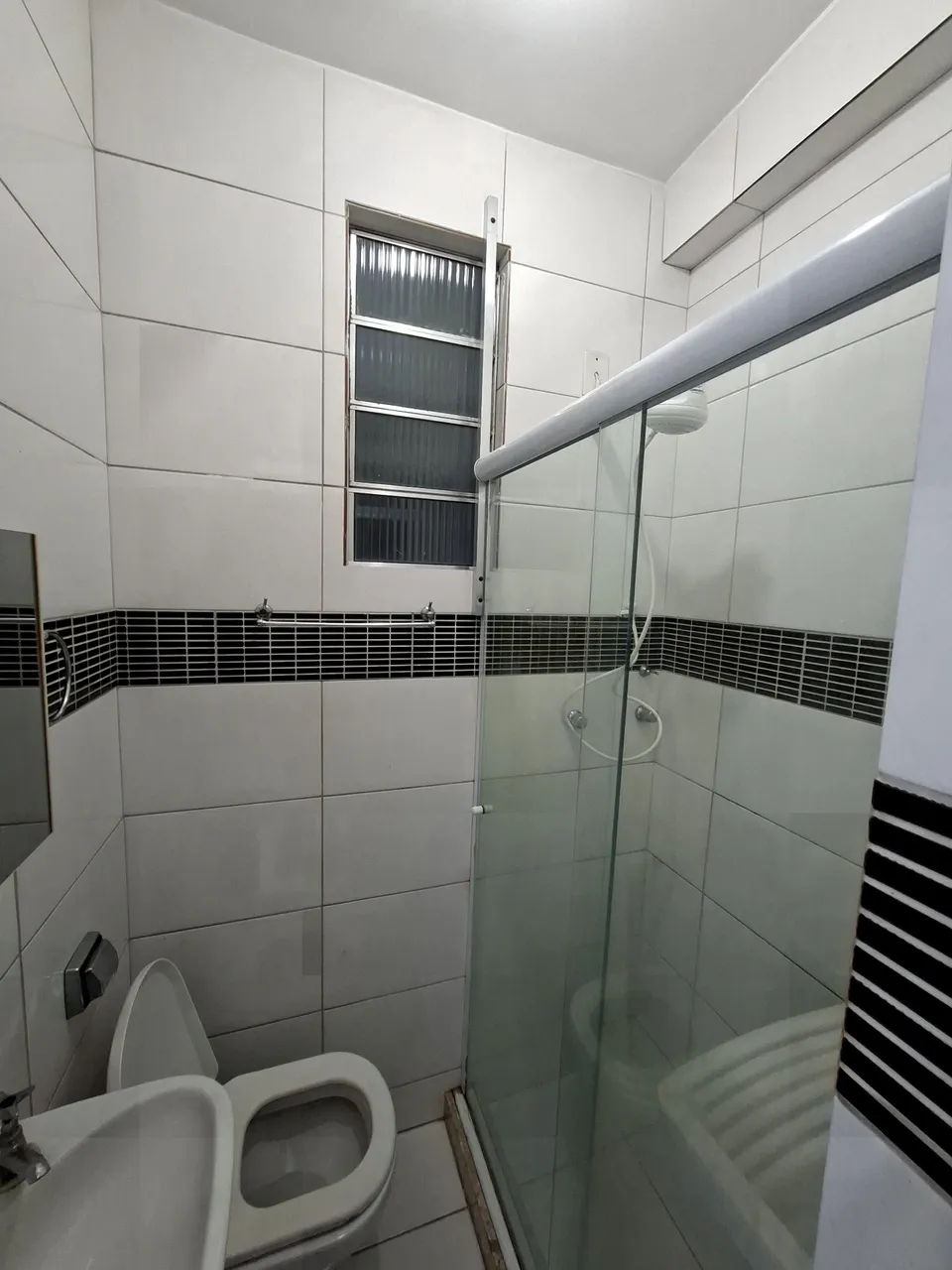 Apartment with a glass-enclosed shower and 1 bedroom — photo 9
