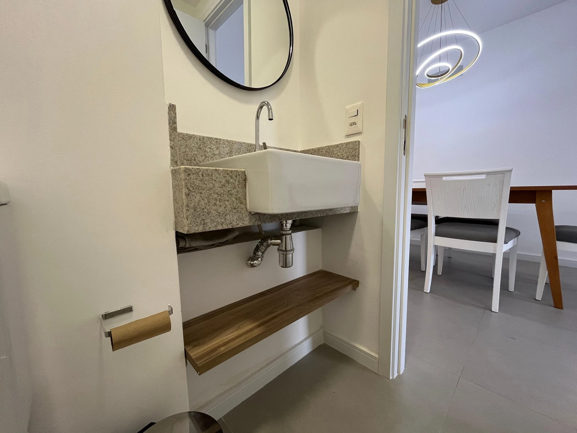 Furnished apartment, 89 m², with a glass-enclosed balcony — photo 2