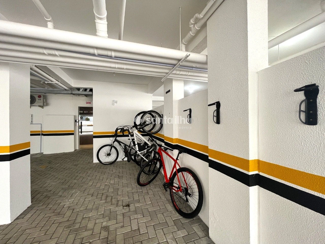 Balcony with a grill in a 2-bedroom apartment, 59 m² — photo 3