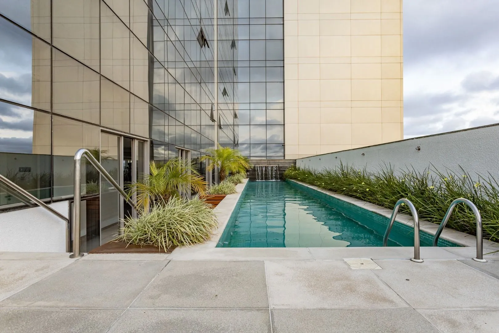 78 m² apartment with floor-to-ceiling windows and a bathtub — photo 32