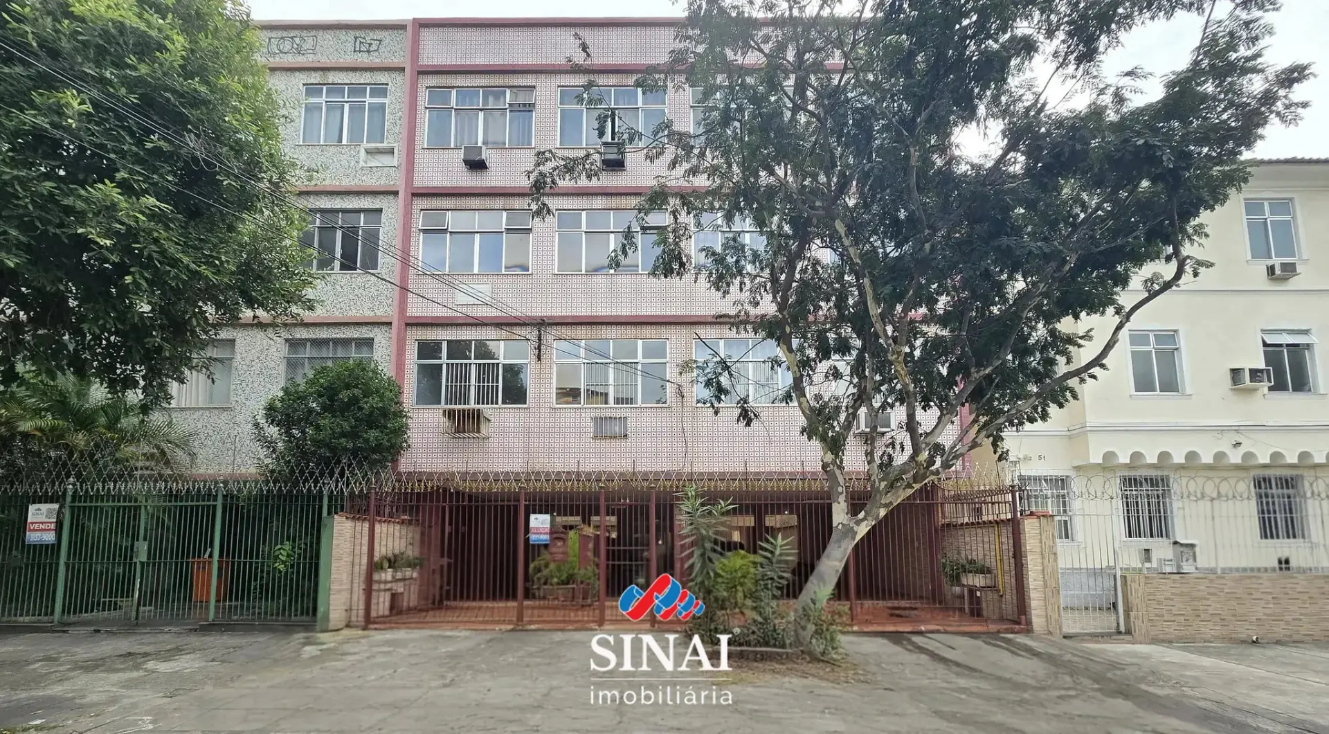 Квартира з 2 спальнями та дерев'яною підлогою або ламінатом — photo 28
