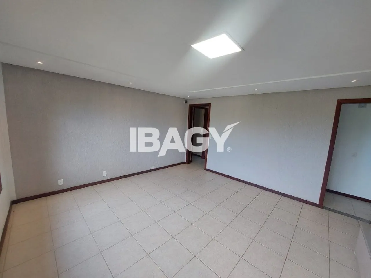 House with 5 bedrooms and an open kitchen with gas stove — photo 2