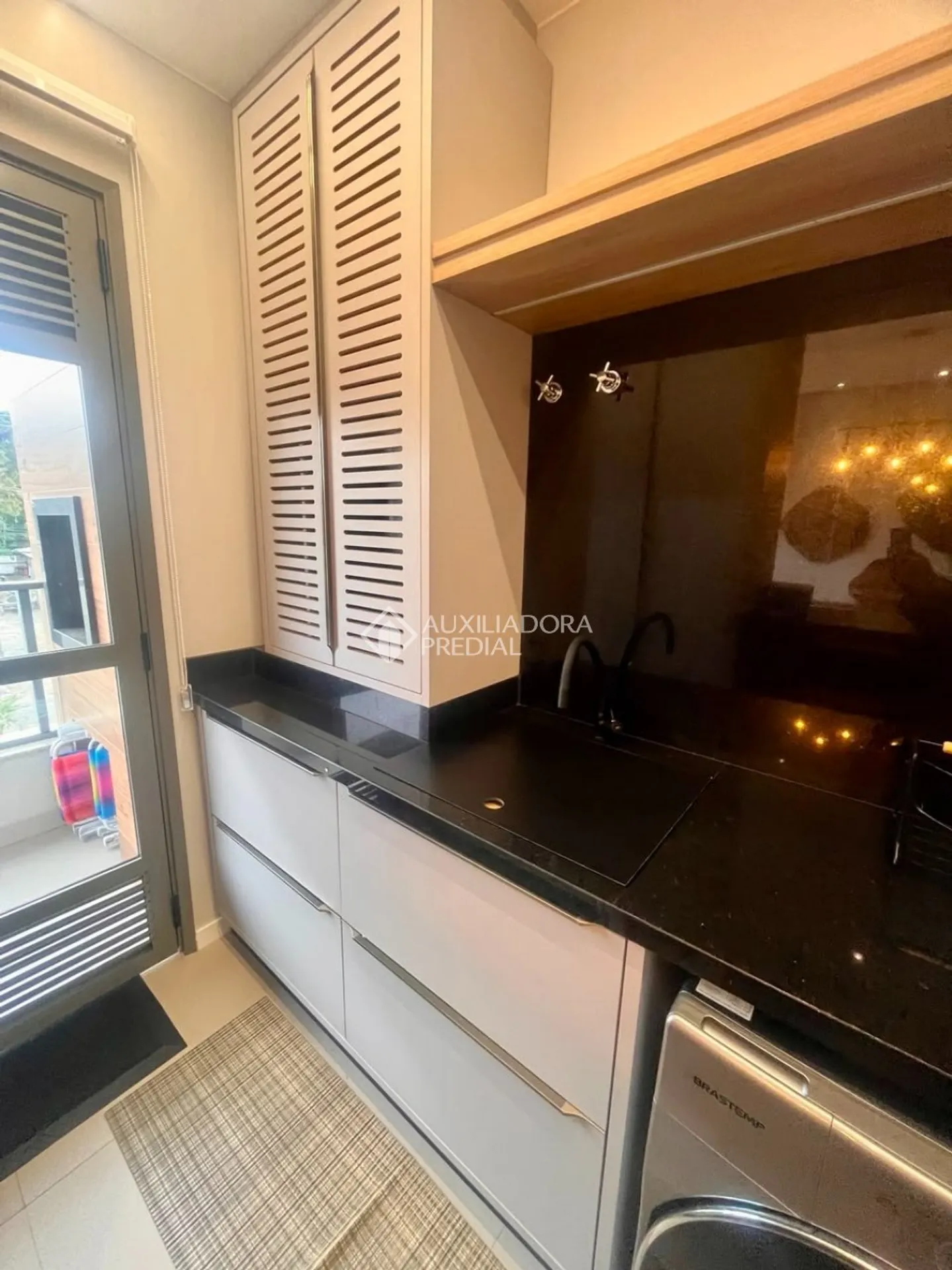 Furnished 92 m² apartment with balcony and 2 parking spots — photo 20