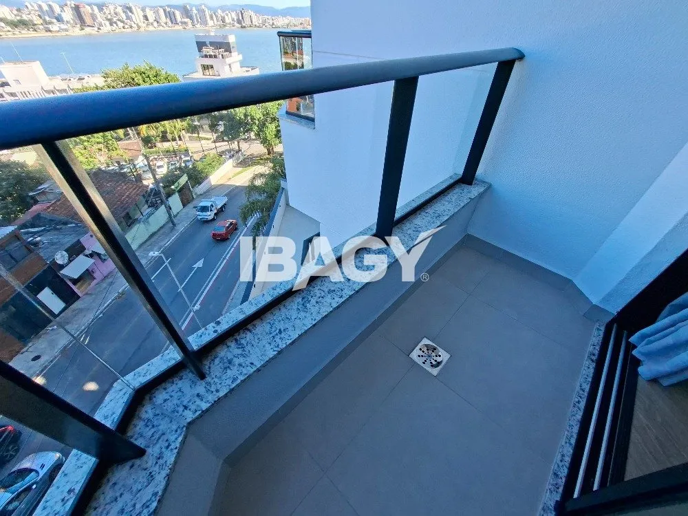 Studio with a glassed-in balcony and open-plan kitchen — photo 252