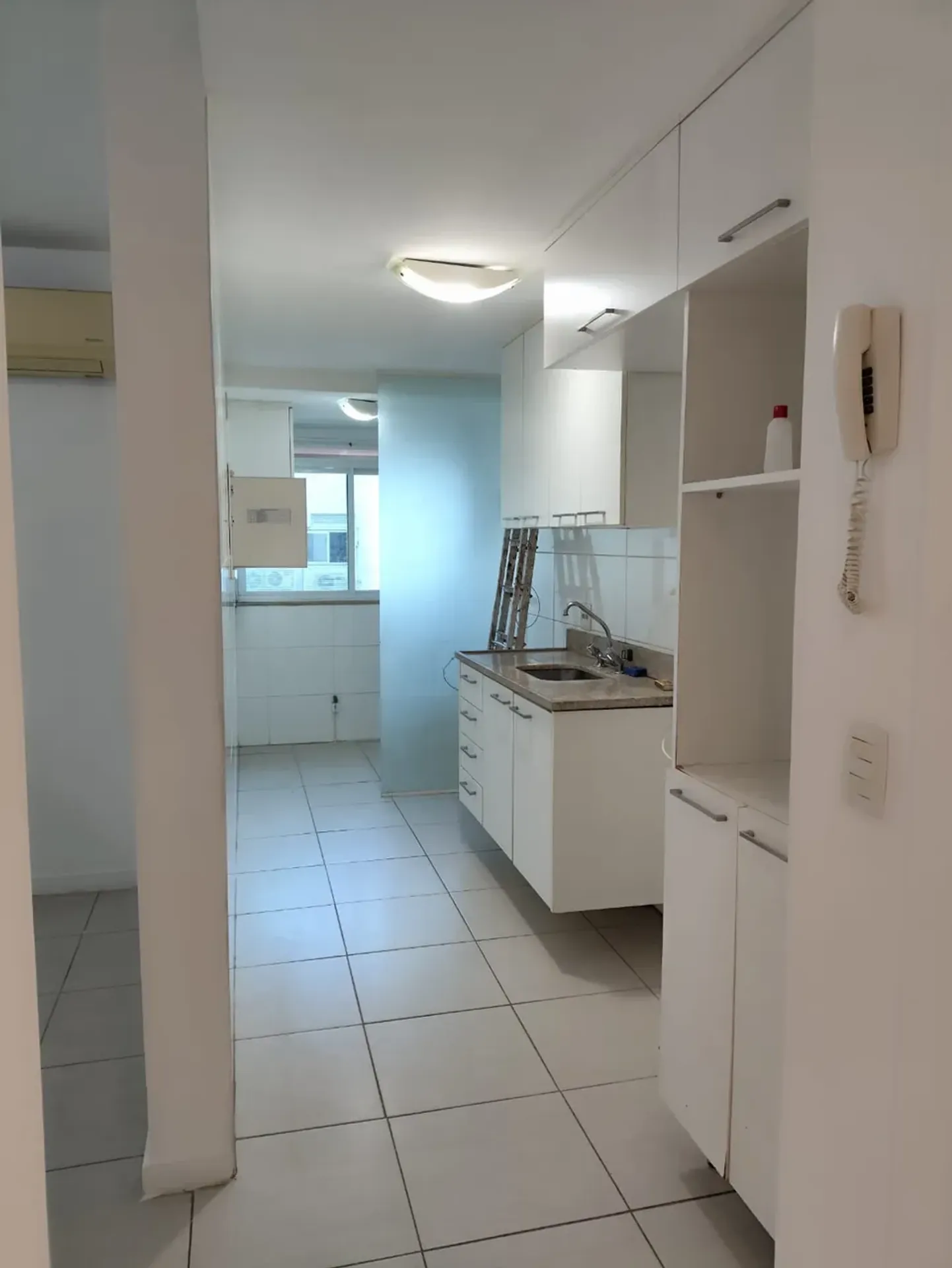 Furnished 2-bedroom apartment with private BBQ — photo 2