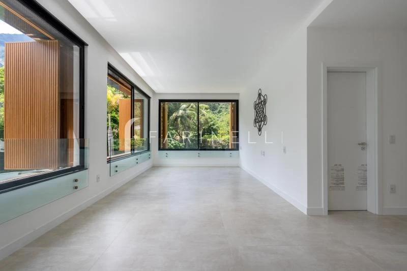 House with 5 bedrooms and open-plan kitchen — photo 32