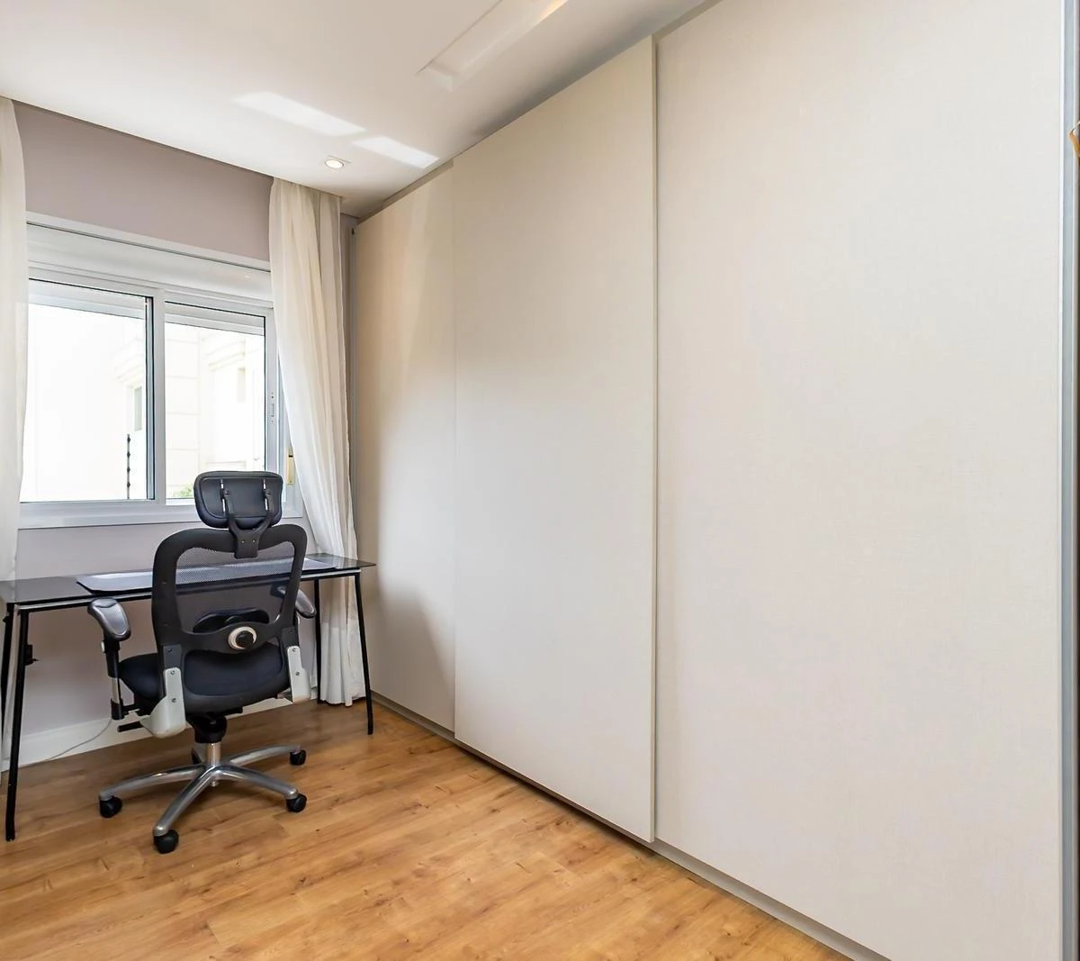 Home office in a 2-bedroom apartment, 95 m² — photo 18